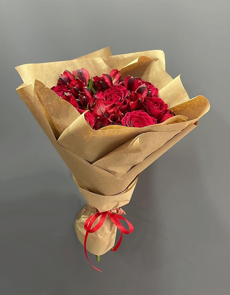 Букет цветов из: Альстромерии и Розы в Куруше