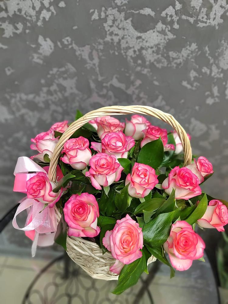 Цветочная композиция из Розы в корзине в Куруше