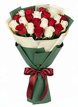 Букет Микс из красных и белых роз в Куруше