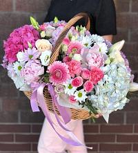 Цветочная композиция из Розы, Хризантемы, Пионы и Лизиантусы в корзине в Куруше