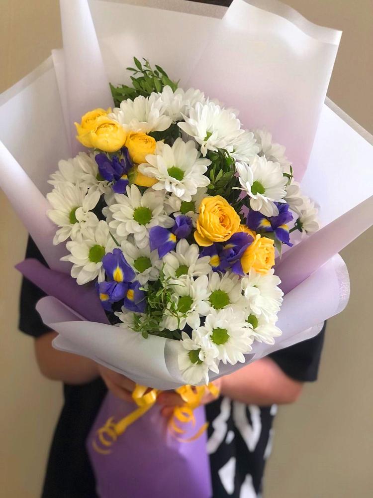 Букет цветов из: Ирисы, Хризантемы и Розы в Куруше
