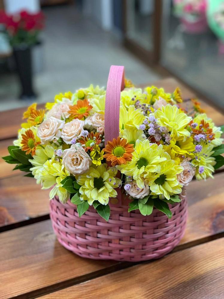 Цветочная композиция из Хризантемы и Розы в корзине в Куруше