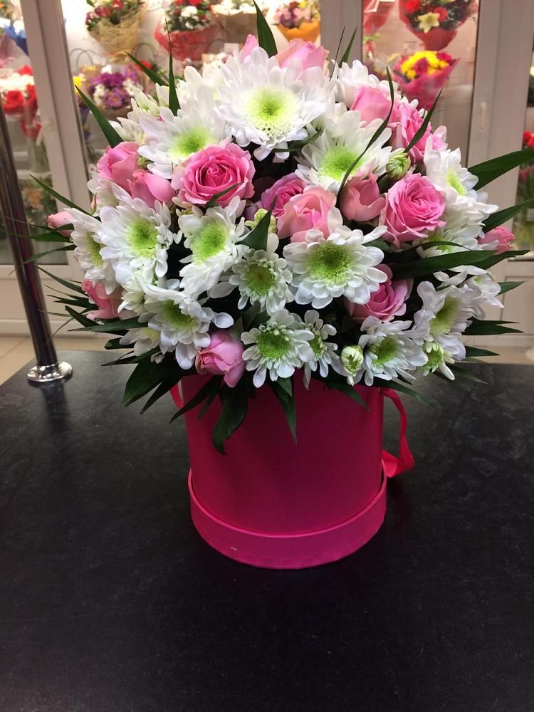 Цветочная композиция из Розы и Хризантемы в шляпной коробке в Куруше