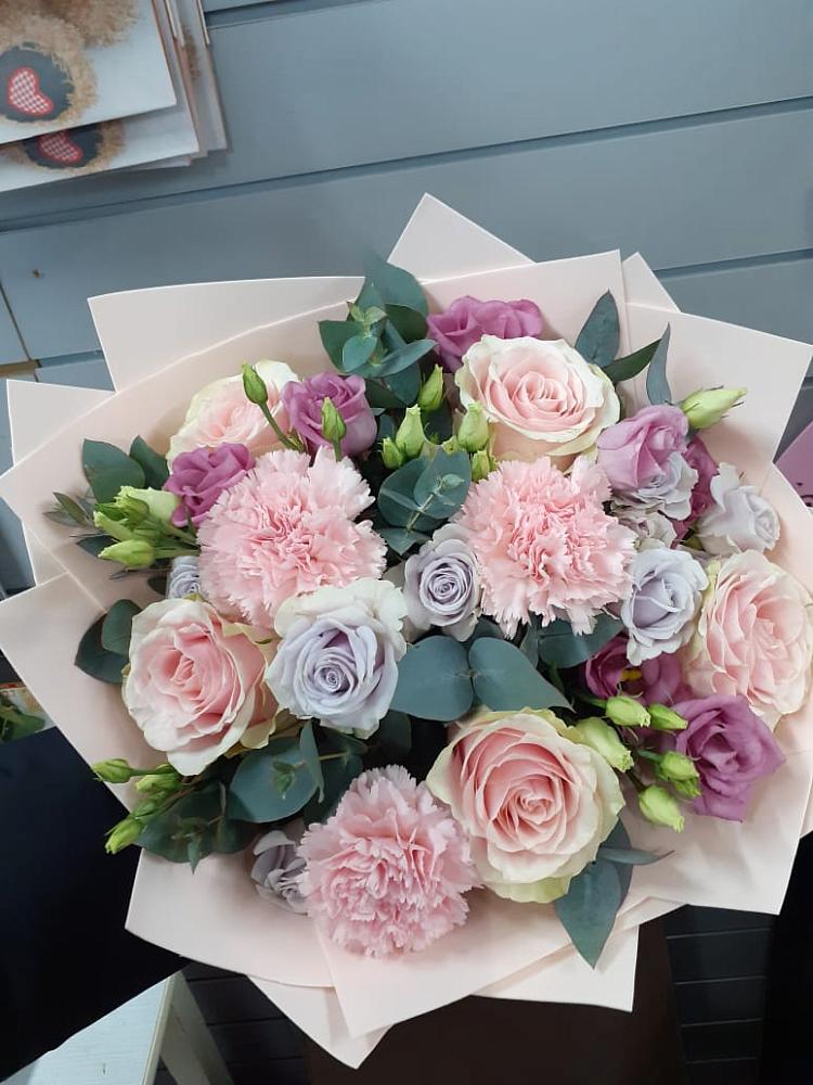 Букет цветов из: Розы, Гвоздики и Лизиантусы в Куруше