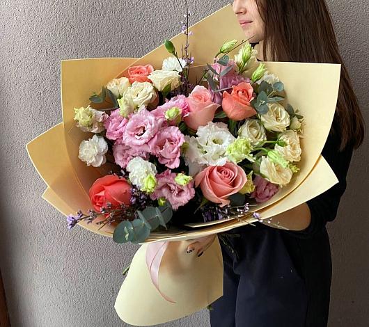 Букет цветов из: Розы, Лизиантусы и Гвоздики в Куруше