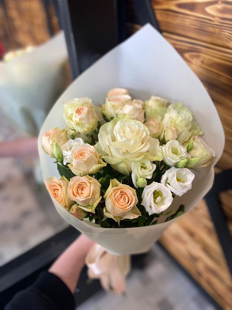 Букет цветов из: Розы и Лизиантусы в Куруше